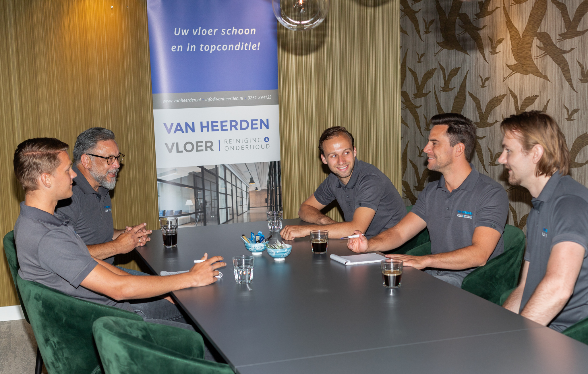 Van Heerden team aan het werk aan een natuurstenen vloer
