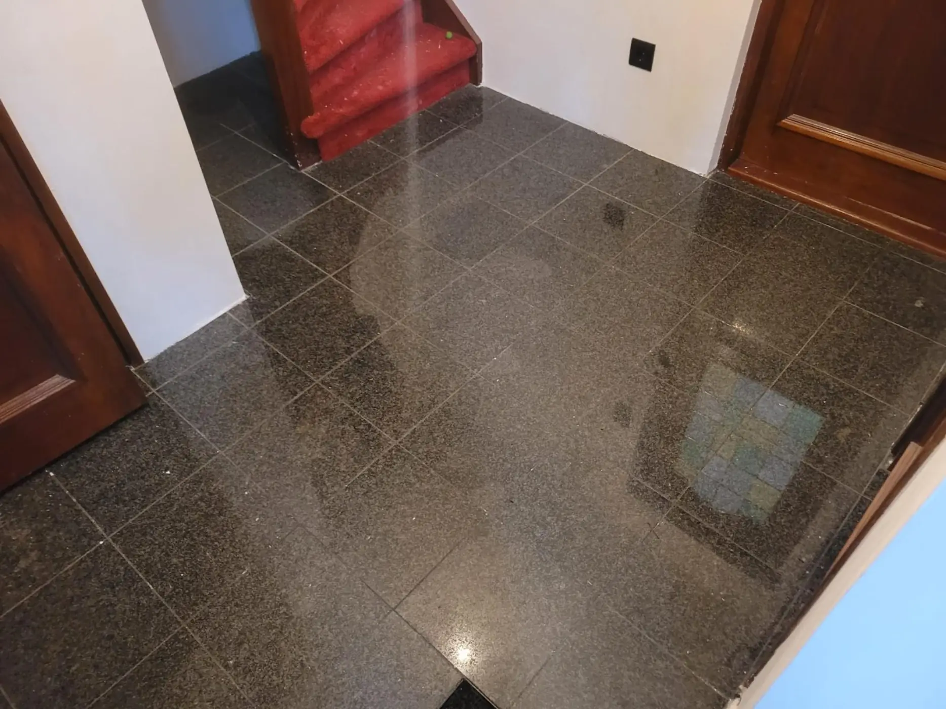 Granito entreetrap na behandeling — originele glans terug
