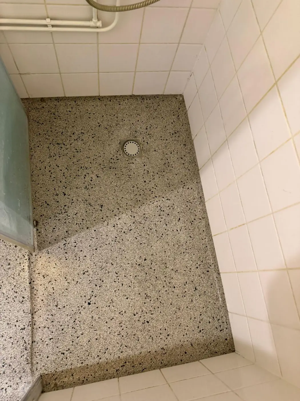 Terrazzo douchevloer na behandeling — weer schoon en helder