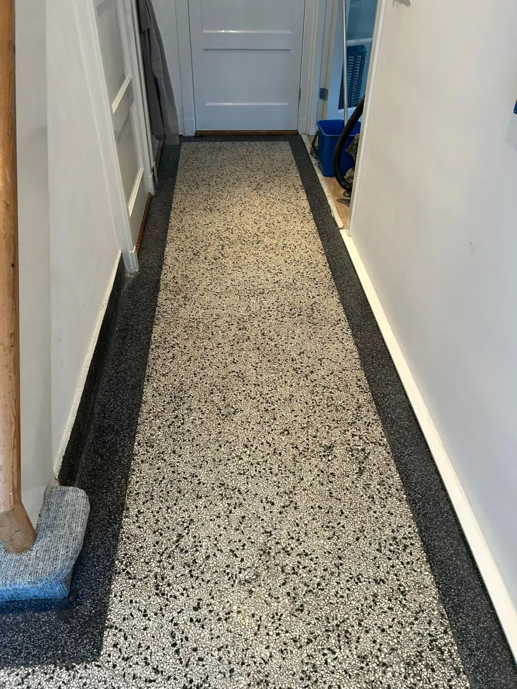 Terrazzovloer in hal na behandeling — weer als nieuw, hoogglans
