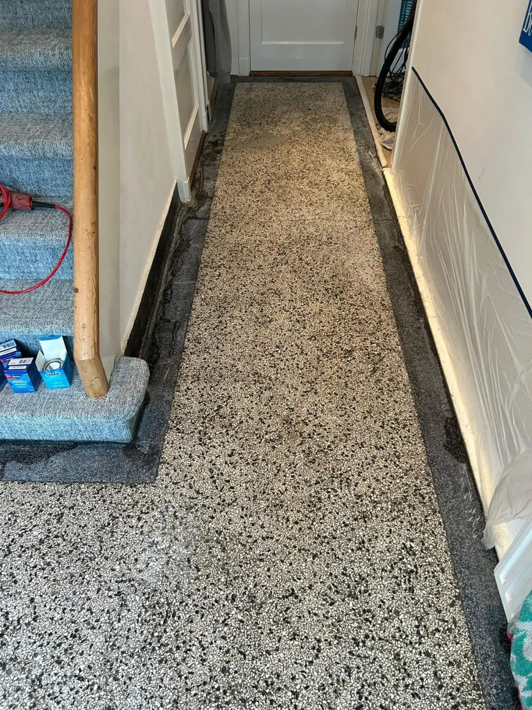 Terrazzovloer in hal voor behandeling — dof en vervuild