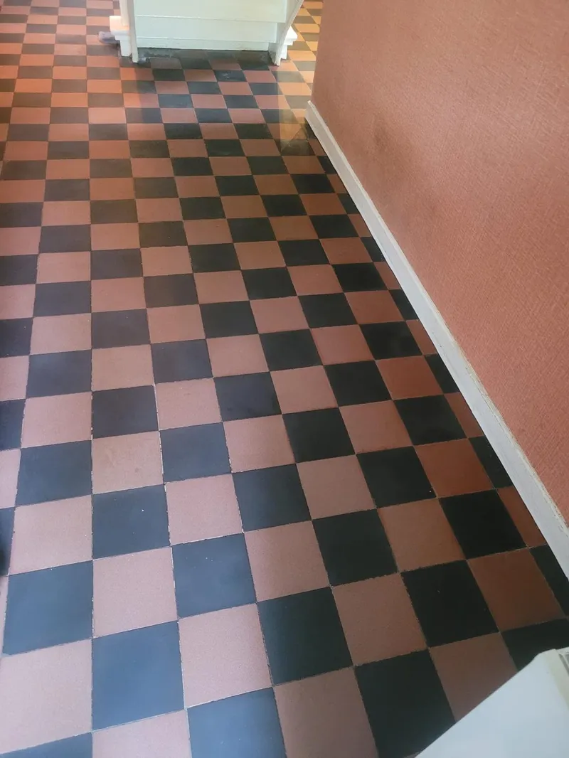 Geblokte cementtegelvloer na reiniging van tegels en voegen